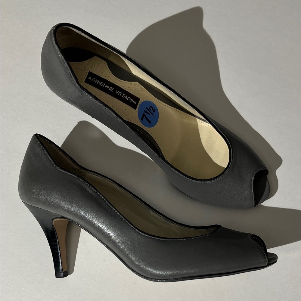 Adrienne Vittadini Gray Black Peep Toe Heels Pumps Shoes sz 7.5 Leather Pinup